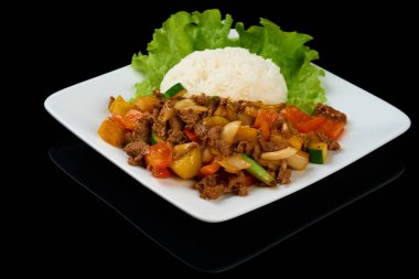 Vietnamca Bo Luc Lac (doğranmış dana sote) salatalık, domates, kırmızı soğan, biber ve soya sos ile sotelenmiş cubed sığır eti yemektir. Siyah izole
