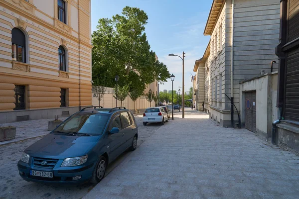 Belgrade, Sırbistan - 03 Mayıs 2018: Sabah manzaralı güzel eski evler Kosancicev venac sokak üzerinde.