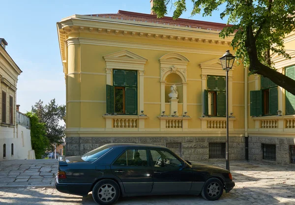 ベオグラード セルビア 2018 Kosancicev Venac 通りにベオグラード ギャラリーの美しい黄色い家 ストック画像