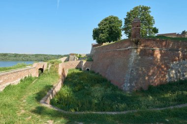 Eski duvarlar Sırbistan bahar'ın Belgrad Kalesi. Tuna nehrinin sol tarafta nedir