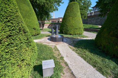 Belgrade, Sırbistan - 03 Mayıs 2018: Trhe park Belgrad Kalesi Sırbistan bahar'ın Japon çeşme. Metal işareti ile Sırp, Japonca ve İngilizce metin: Japonya halkına Şükran sembolü.