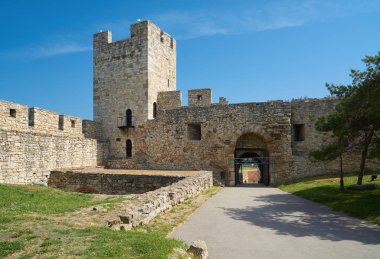 Eski taş duvarlar ve kule Belgrad Kalesi Sırbistan bahar'ın