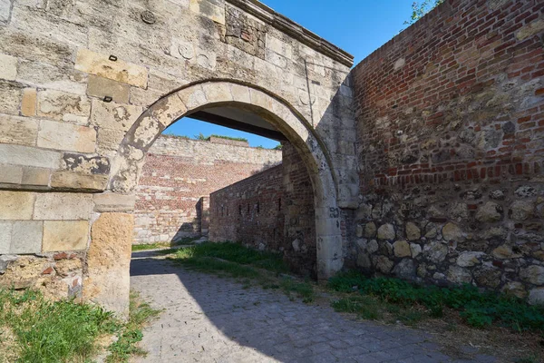 石闸在贝尔格莱德堡垒在塞尔维亚在春天 — 图库照片