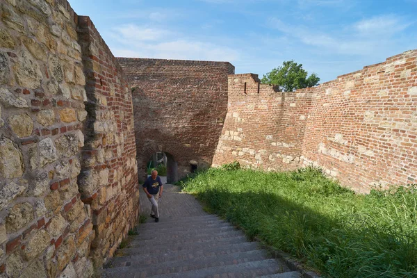 Belgrado Serbia Maggio 2018 Uomo Anziano Cammina Sopra Nella Fortezza — Foto Stock