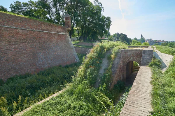 贝尔格莱德堡垒的老墙壁在塞尔维亚在春天 — 图库照片