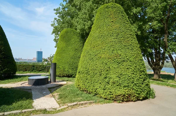 春にセルビアで Trhe 公園のベオグラードの要塞で日本の噴水 日本の人々 への感謝のシンボル — ストック写真