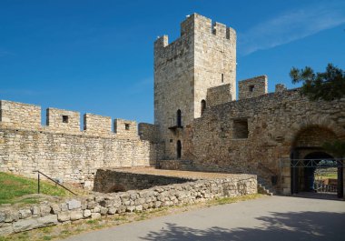 Belgrade, Sırbistan - 03 Mayıs 2018: Eski taş duvarlar ve kule Belgrad Kalesi Sırbistan bahar'ın