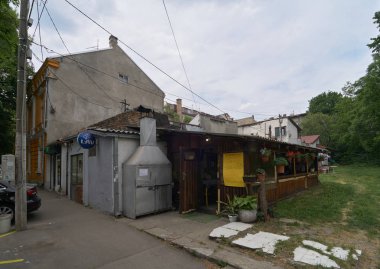 Belgrade, Sırbistan - 04 Mayıs 2018: Ahşap yaz café babeque soba ile.