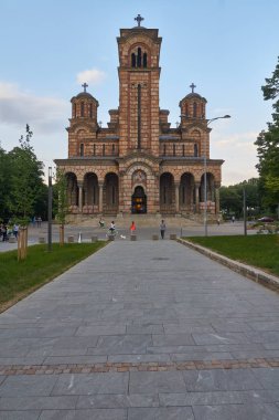 Belgrade, Sırbistan - 04 Mayıs 2018: Akşam görünümü St. Mark Kilisesi üzerinde.