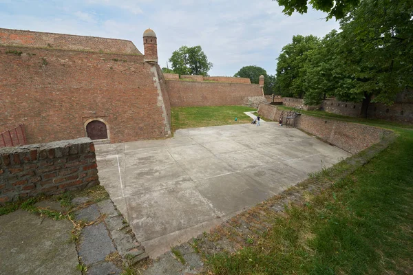 Belgrade, Sırbistan - 04 Mayıs 2018: Genç aile yürüyüşler Belgrad Kalesi.