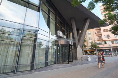 Belgrad, Sırbistan - 04 Mayıs 2018: Aile yakınındaki Hilton Otel akşam Kralja Milana sokakta yürüyor.