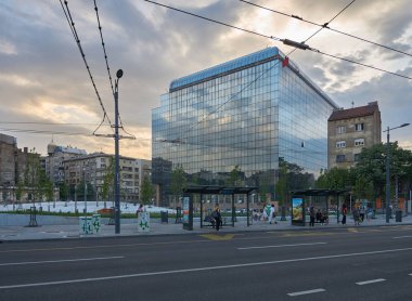 Belgrade, Sırbistan - 04 Mayıs 2018: Akşam görünümü hükümet ofis Kralja Milana Caddesi üzerinde modern binasında.