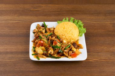 Vietnamca yemek ahşap kahverengi masa üzerinde. Fried mantar, et, sebze ve pirinç.