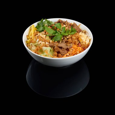 Vietnamca Fo Chon siyah arka plan yansıtan