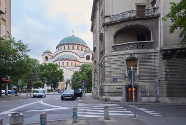 Belgrade, Sırbistan - 04 Mayıs 2018: Görünümü Aziz Sava Tapınağı ve Belgrad Svetog Save sokakta güzel bir eski ev