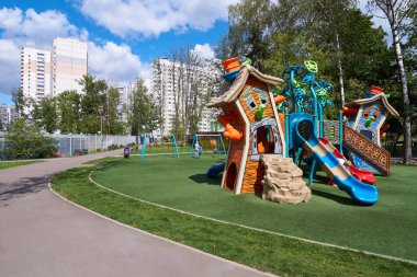 Moskova, Rusya - 08 Ağustos 2018: Yeni oyun alanı Novatorov Street, Moskova uğraşırken çocuklu. Çocuk slaytlar masal karakterleri şeklinde