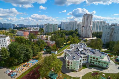 Moskova yukarıdan Novatorov Caddesi üzerinde yaz aylarında görüntülemek