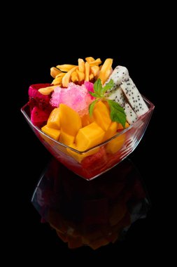 Cam kase meyve salatası siyah arka plan üzerine