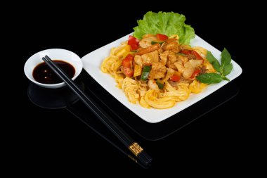 Vietnamca Pho Xao Hai San bir tavada kızartılmış Pirinç Noodle karides, kalamar ve sebze yemektir