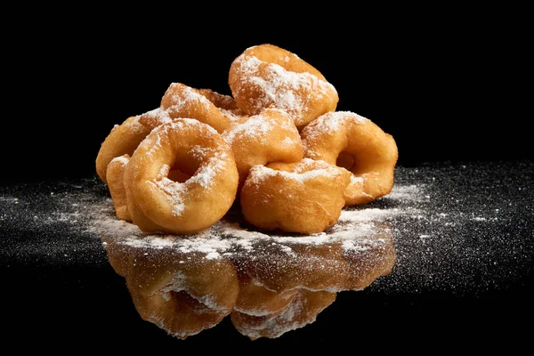 Haufen Donuts Mit Zuckerpuder Auf Schwarzem Reflektierendem Hintergrund — Stockfoto
