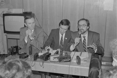 Moskova, Rusya - 28 Şubat 1991: Üye demokratik Rusya hareketi vermek basın toplantısı Rus Sovnarkom'un, insanların milletvekillerinin 3d olağanüstü kongre. İnsanların milletvekilleri soldan sağa: Nikolai Travkin, Vladimir Lysenko ve Oleg Rumyants