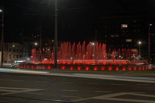 贝尔格莱德 塞尔维亚 2018年5月04日 Trg Slavija 广场夜间红灯亮喷泉 — 图库照片
