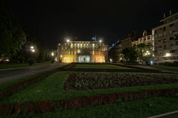 贝尔格莱德 塞尔维亚 2018年5月04日 贝尔格莱德议会议院与花床和草坪在前景在晚上 — 图库照片