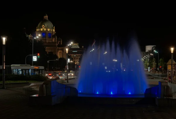 贝尔格莱德 塞尔维亚 2018年5月04日 蓝光照亮喷泉在 Trg Nikole Pasica 广场晚上 — 图库照片