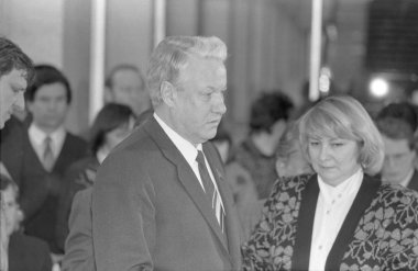 Moskova, SSCB - 26 Aralık 1990: Rusya SFSC Boris Nikolayeviç Yeltsin ile basın sekreteri Valentina Alekseevna Lantseva 4 Congress of People'nın milletvekili SSCB, Yüksek Sovyet presidyum Başkanı