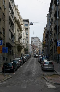 Belgrad, Sırbistan - 05 Mayıs 2018: görünümü küçük arabalar ile sokakta akşam üzerinde park edilmiş.