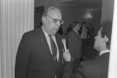Moskova, SSCB - 20 Ocak 1991: Letonya Ilmars Bishers Başbakan Yardımcısı gazeteci SSCB Yüksek Sovyet (Sovyet Parlamentosu) oturumunda konuşuyor.