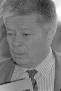 Moskova, SSCB - 21 Aralık 1990: SSCB yanıt Svyatoslav Nikolayeviç Fyodorov SSCB Halk milletvekillerinin 4 Kongresi'nde insanların milletvekili portresi. O ünlü Sovyet ve Rus göz doktoru..