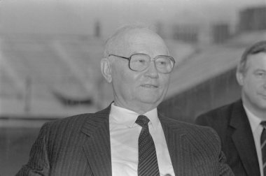 Moskova, SSCB - 26 Aralık 1990: SSCB 4 Kongre, insanların milletvekilleri basın toplantısında Yönetim Kurulu Başkanı, Devlet Güvenlik Komitesi (Kgb) Vladimir Aleksandroviç Kryuchkov verir