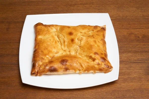 Kahverengi Ahşap Masa Üzerinde Gürcü Mutfağı Yemek Taze Pişmiş Khachapuri — Stok fotoğraf