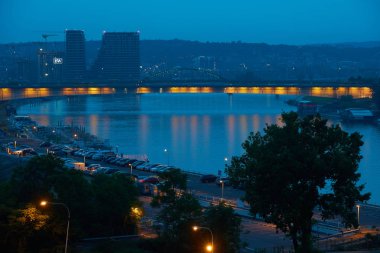 Belgrade, Sırbistan - 05 Mayıs 2018: Akşam görünümü Sava Nehri Köprüsü üzerinde