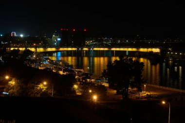 Belgrade, Sırbistan - 05 Mayıs 2018: Sava Nehri köprüden gece görünümü