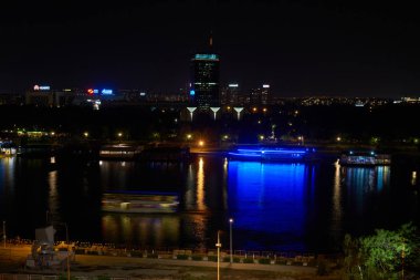Belgrade, Sırbistan - 05 Mayıs 2018: Gece görünümü yüzen restoran ve gece kulüpleri ile Sava nehrinde.