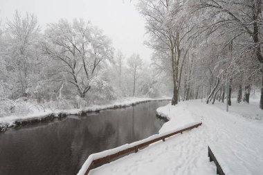 Güzel kış sahne sonra yoğun kar yağışı, Babushkinkiy district, Moskova Yauza nehrinde.