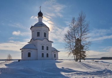 Kış görünümü yüceltme kilise kutsal haçı Nilo-Stolobenskaya Pustyn, Ostashkov district, Tver Oblastı, Rusya Rus Ortodoks Manastırı içinde '. Nil Seliger ada Gölü üzerinde yer alır.