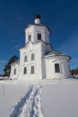Kış görünümü yüceltme kilise kutsal haçı Nilo-Stolobenskaya Pustyn, Ostashkov district, Tver Oblastı, Rusya Rus Ortodoks Manastırı içinde '. Nil Seliger ada Gölü üzerinde yer alır.