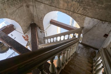 Merdiven Epiphany Katedrali Nilo-Stolobenskaya Pustyn, Ostashkov district, Tver Oblastı, Rusya Rus Ortodoks Manastırı Çan Kulesi içinde. Nil Seliger ada Gölü üzerinde yer alır.