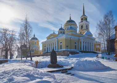Nilo-Stolobenskaya Pustyn, Ostashkov district, Tver Oblastı, Rusya Rus Ortodoks Manastırı kış manzarası. Neil Stolobenskiy heykel ön üzerinde.