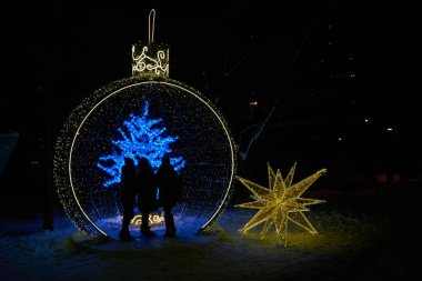Yeni yılda üç silhoutes ışık süslemeleri park, Medvedkovo district, Moskova açtı.