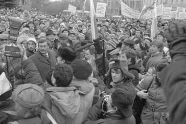 Moskova, SSCB - 7 Kasım 1990: Moskova Derneği seçmenler, demokratik Rusya hareketi ve SBKP olmadan demokratik platformu tarafından düzenlenen ralli. Sovyet kuralı çoğunlukla karşı sloganlar. İnsanlar Boris Eltsin sol tarafta bak..
