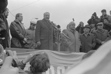 Moskova, SSCB - 7 Kasım 1990: Boris Eltsin Demokratik Seferberlik seçmenler, demokratik Rusya hareketi ve demokratik Platform SBKP olmadan Moskova Derneği tarafından düzenlenen adresleme. Gavriil Popov hakkıdır.