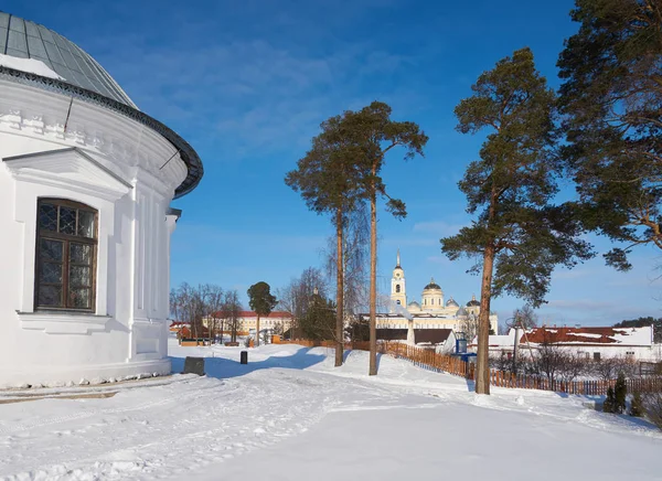 俄国东正教修道院的冬天看法尼罗 Stolobenskaya Pustyn Ostashkov Tver 它坐落在谢利格尔湖 Stolobny — 图库照片