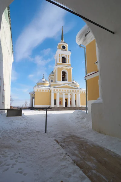 Stolobenskaya 修道院 オスタシコフ地区 トヴェリ州 ロシアのロシア正教修道院の Epiphany 大聖堂の鐘楼 それはオックスフォードの島のセリゲル湖沿いに — ストック写真