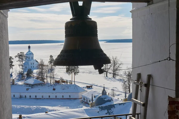 俄罗斯特维尔州俄罗斯东正教修道院埃皮法尼大教堂钟楼的鸟图 在前景上铸铁钟 — 图库照片