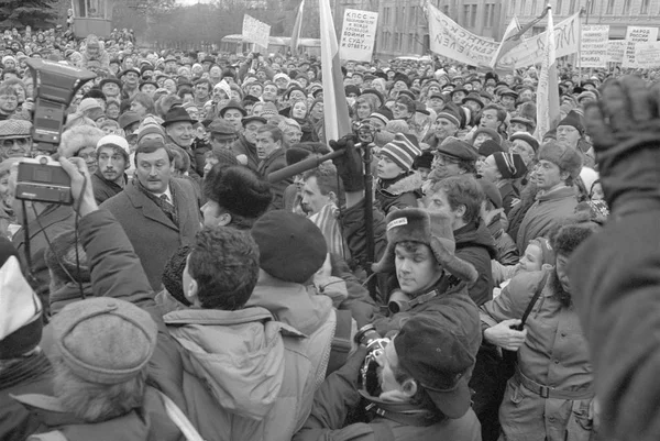 莫斯科 Ussr 1990 11月7日 莫斯科选民协会 民主俄罗斯运动和没有 Cpsu 的民主纲领组织的集会 口号大多反对苏联统治 人们看着左边的鲍里斯 — 图库照片
