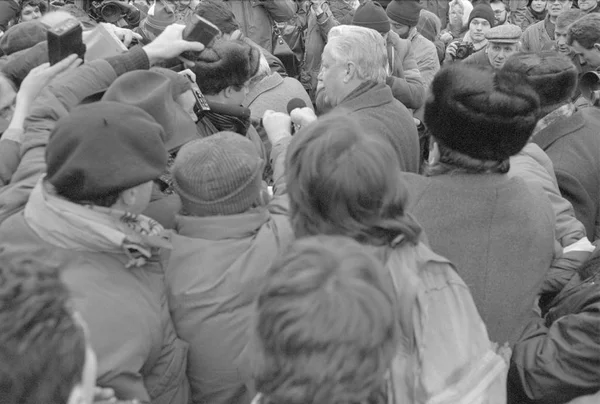 莫斯科 Ussr 1990 11月7日 莫斯科选民协会 民主俄罗斯运动和没有 Cpsu 的民主纲领组织的集会 人们看着中央的鲍里斯 埃尔钦 — 图库照片